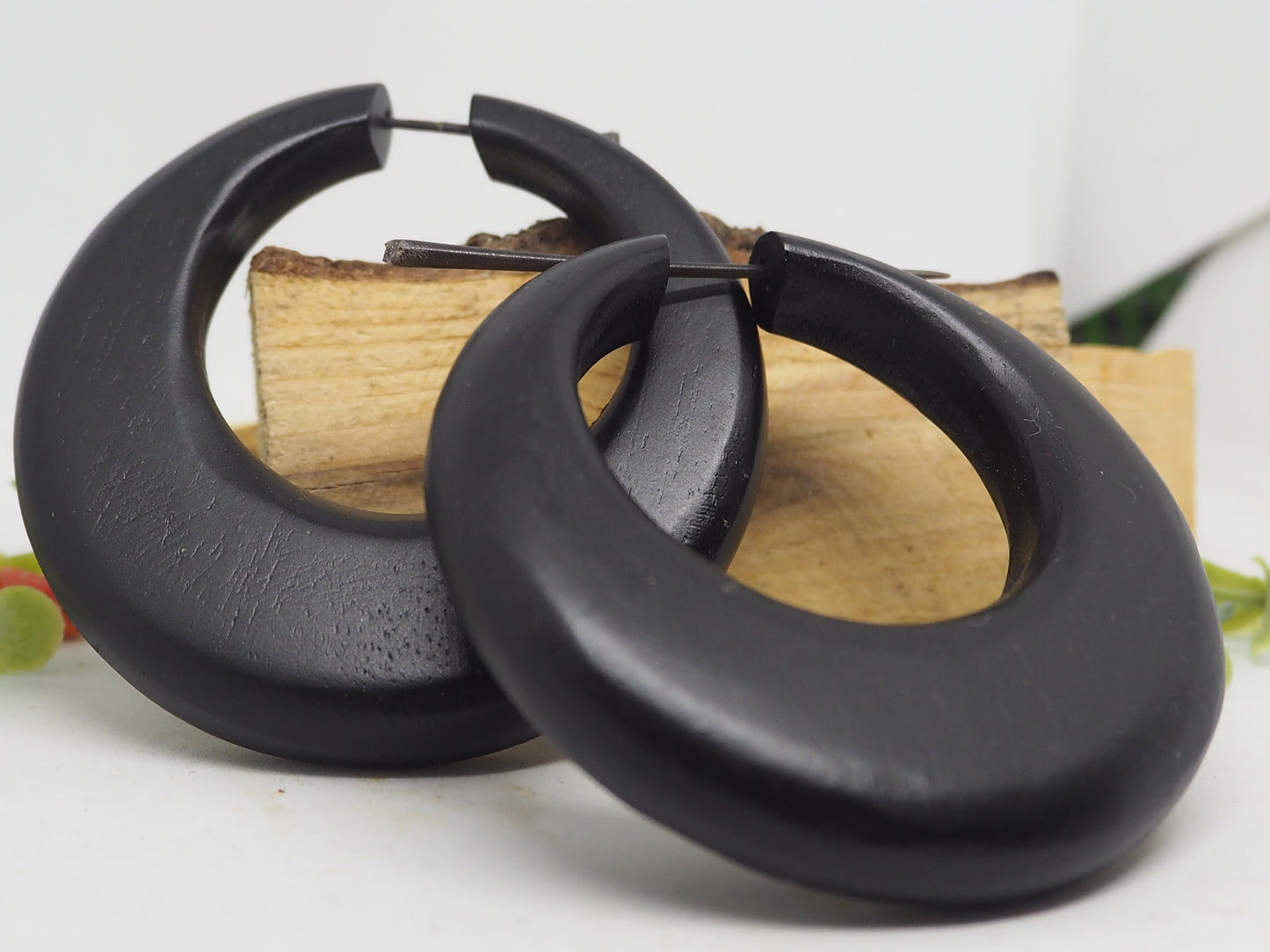 Elegantes Aros de Madera Negra Orgánica con Pasador de Madera - My Cuqui Shop #