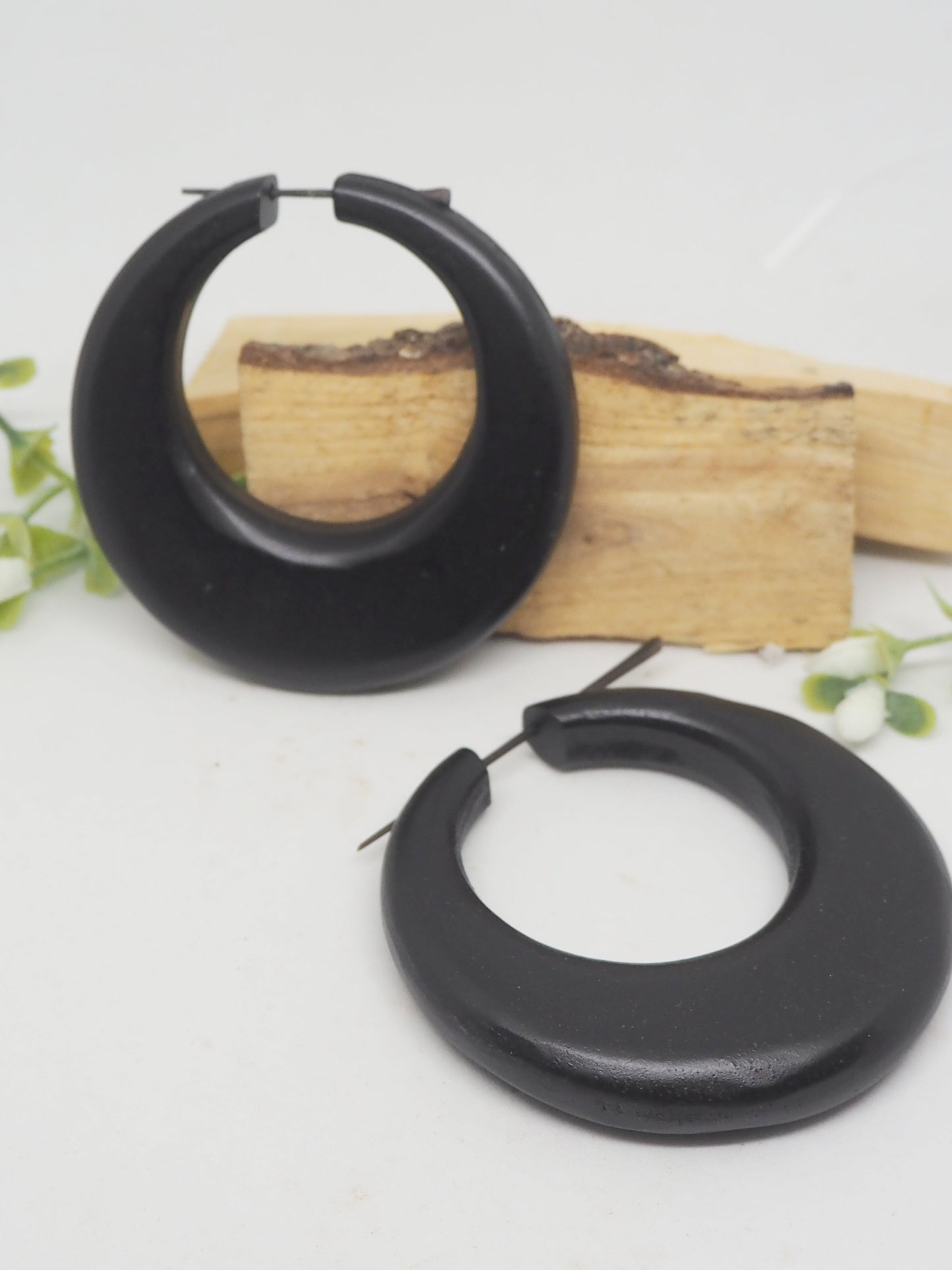 Elegantes Aros de Madera Negra Orgánica con Pasador de Madera - My Cuqui Shop #