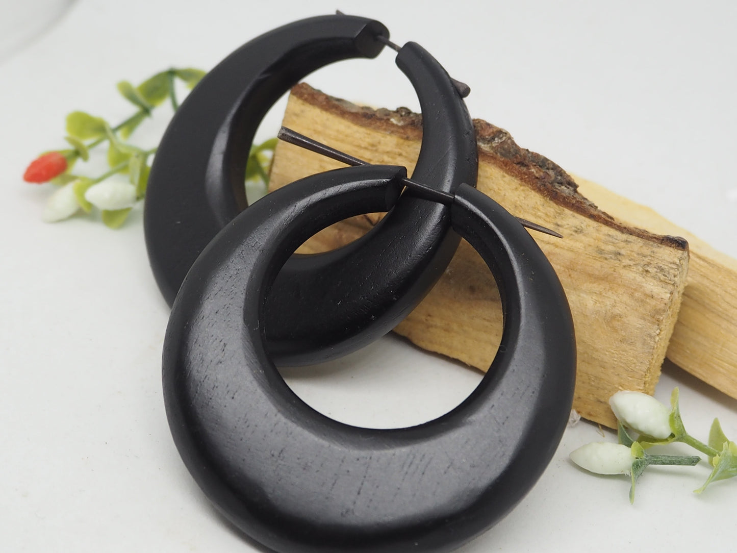 Elegantes Aros de Madera Negra Orgánica con Pasador de Madera - My Cuqui Shop #