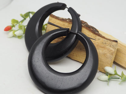 Elegantes Aros de Madera Negra Orgánica con Pasador de Madera - My Cuqui Shop #