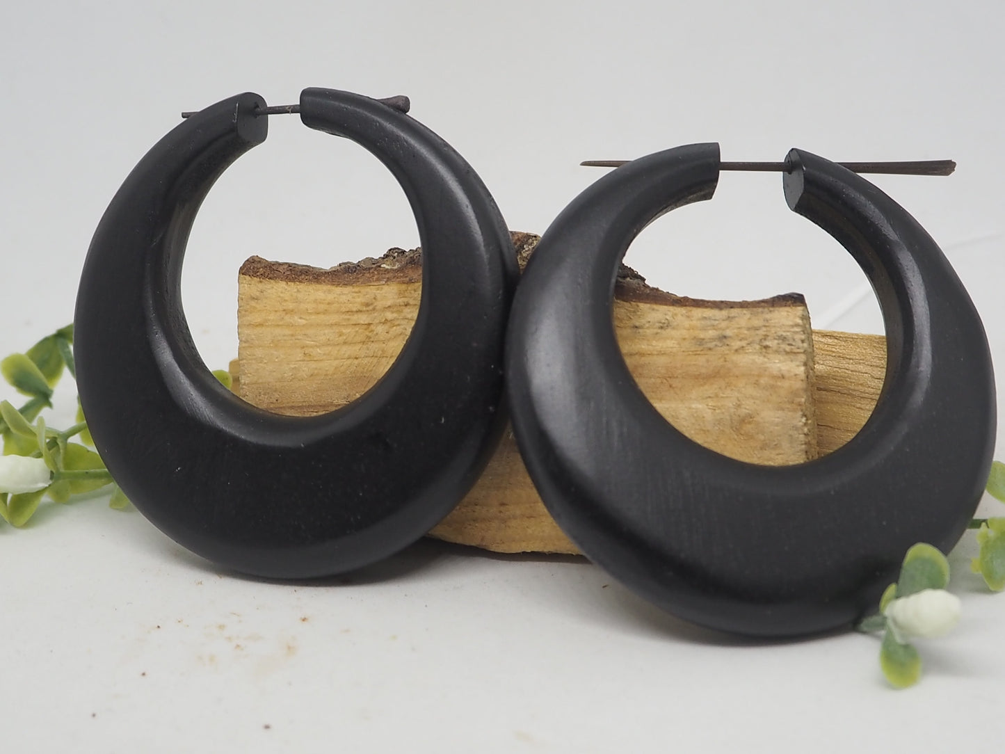 Elegantes Aros de Madera Negra Orgánica con Pasador de Madera - My Cuqui Shop #