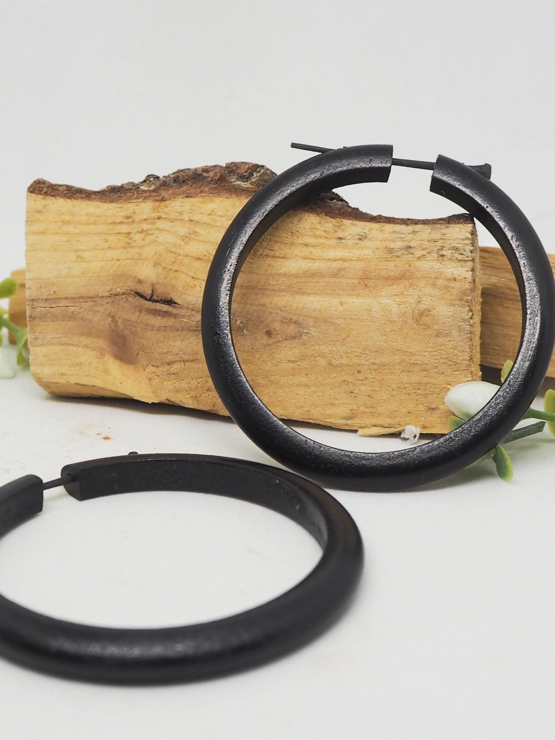 Pendientes Aros de madera color negro. Modelo light - My Cuqui Shop #