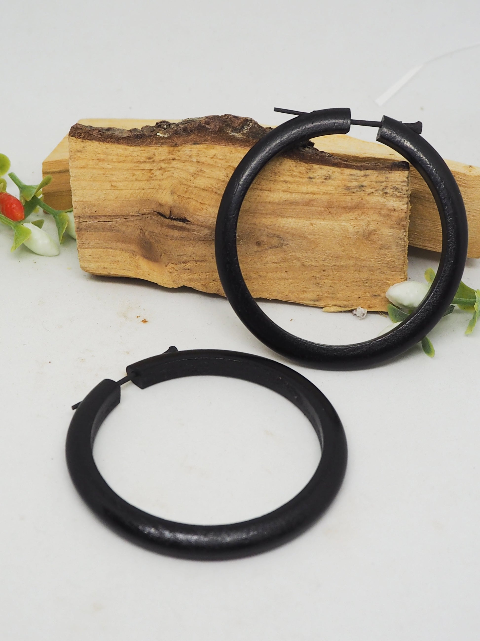 Pendientes Aros de madera color negro. Modelo light - My Cuqui Shop #