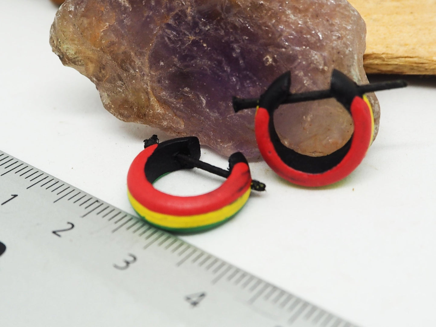 Pendientes Aros Huggie Rasta de Madera Pintada | Hipoalergénicos, Sin Metal - My Cuqui Shop