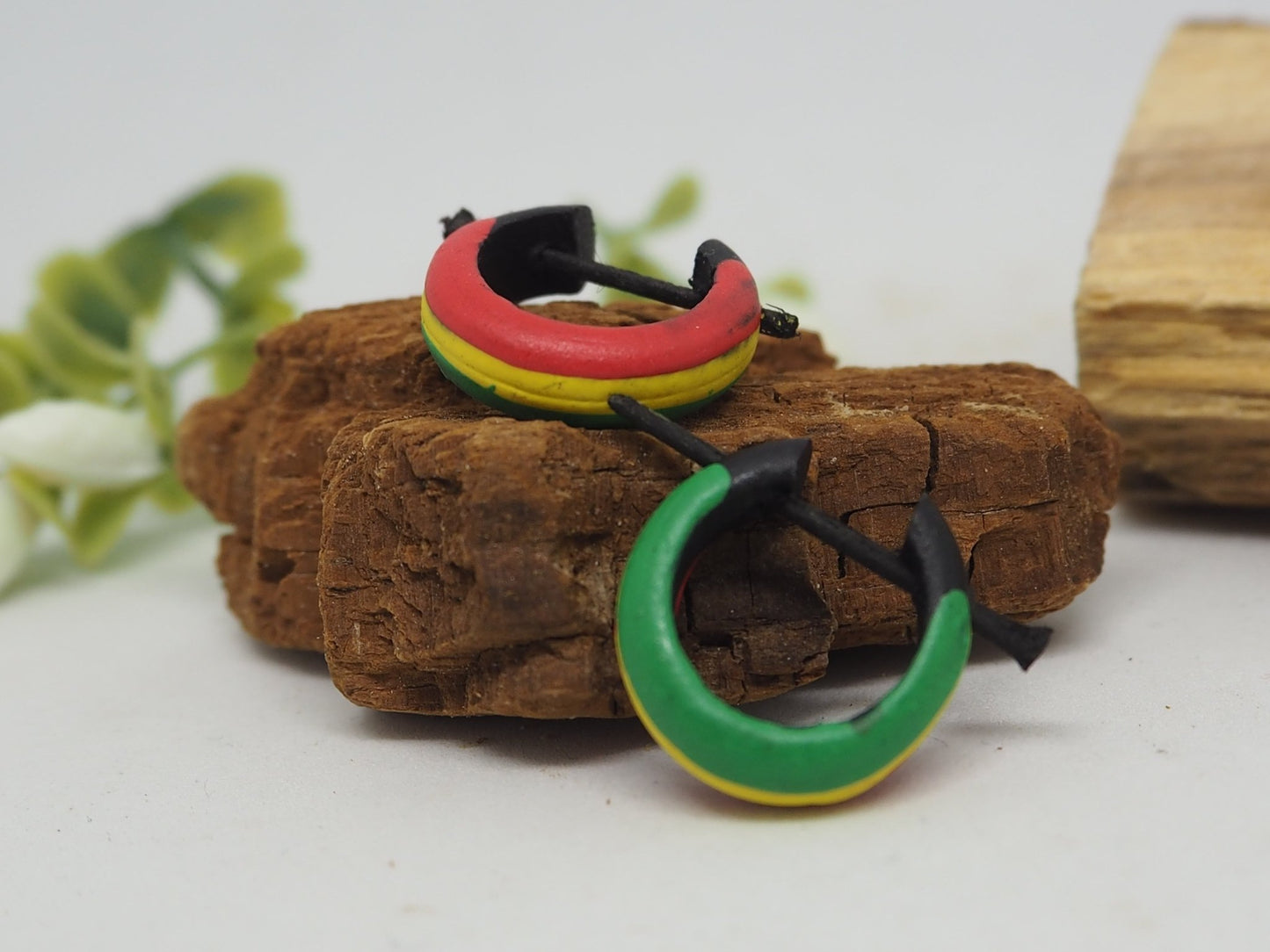 Pendientes Aros Huggie Rasta de Madera Pintada | Hipoalergénicos, Sin Metal - My Cuqui Shop