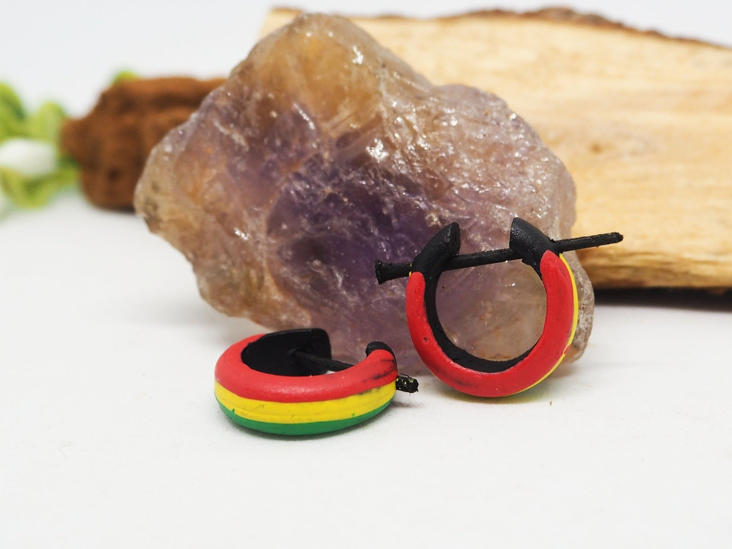 Pendientes Aros Huggie Rasta de Madera Pintada | Hipoalergénicos, Sin Metal - My Cuqui Shop