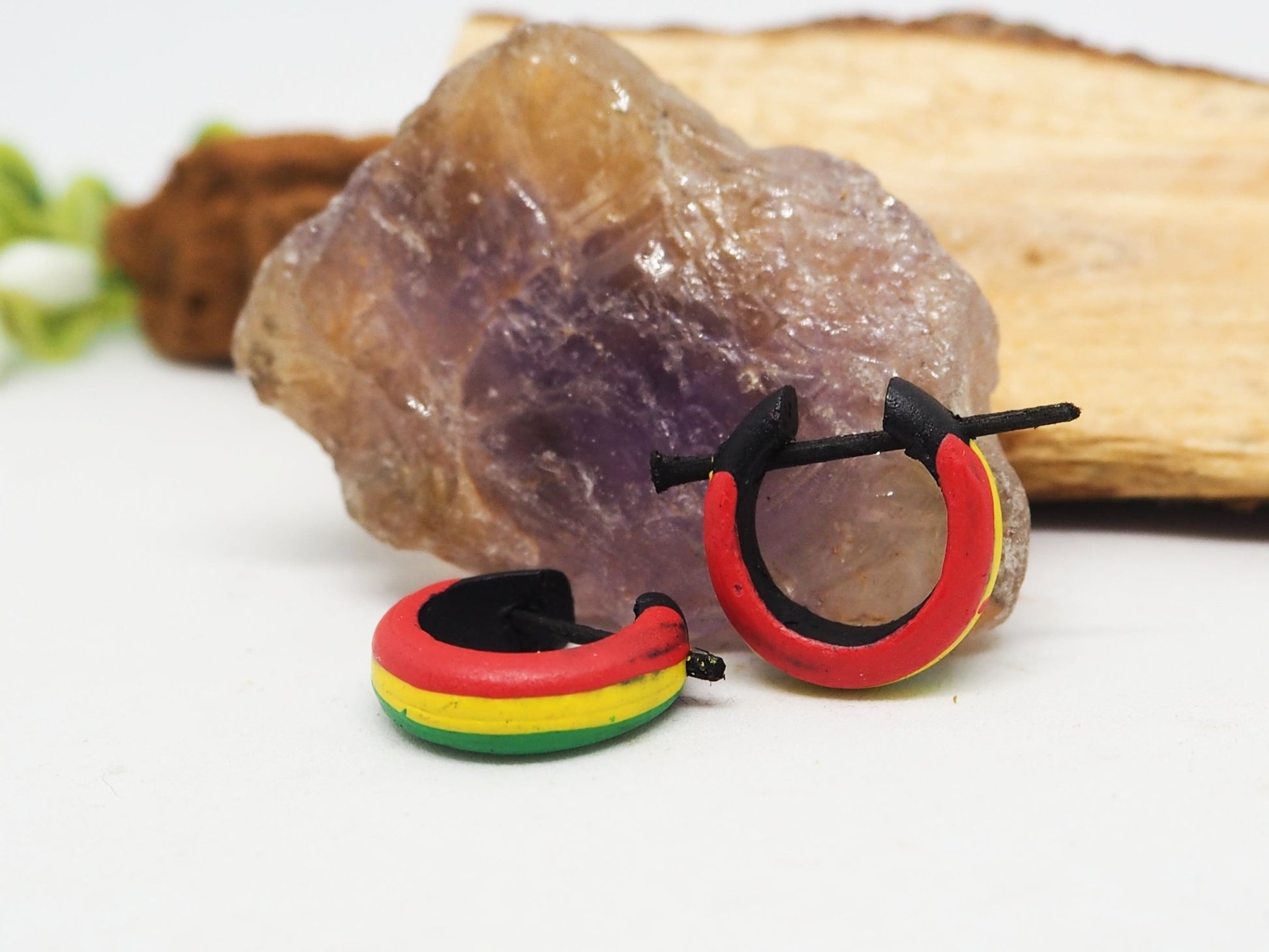 Pendientes Aros Huggie Rasta de Madera Pintada | Hipoalergénicos, Sin Metal - My Cuqui Shop