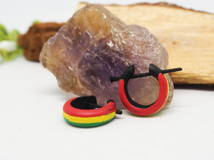Pendientes Aros Huggie Rasta de Madera Pintada | Hipoalergénicos, Sin Metal - My Cuqui Shop