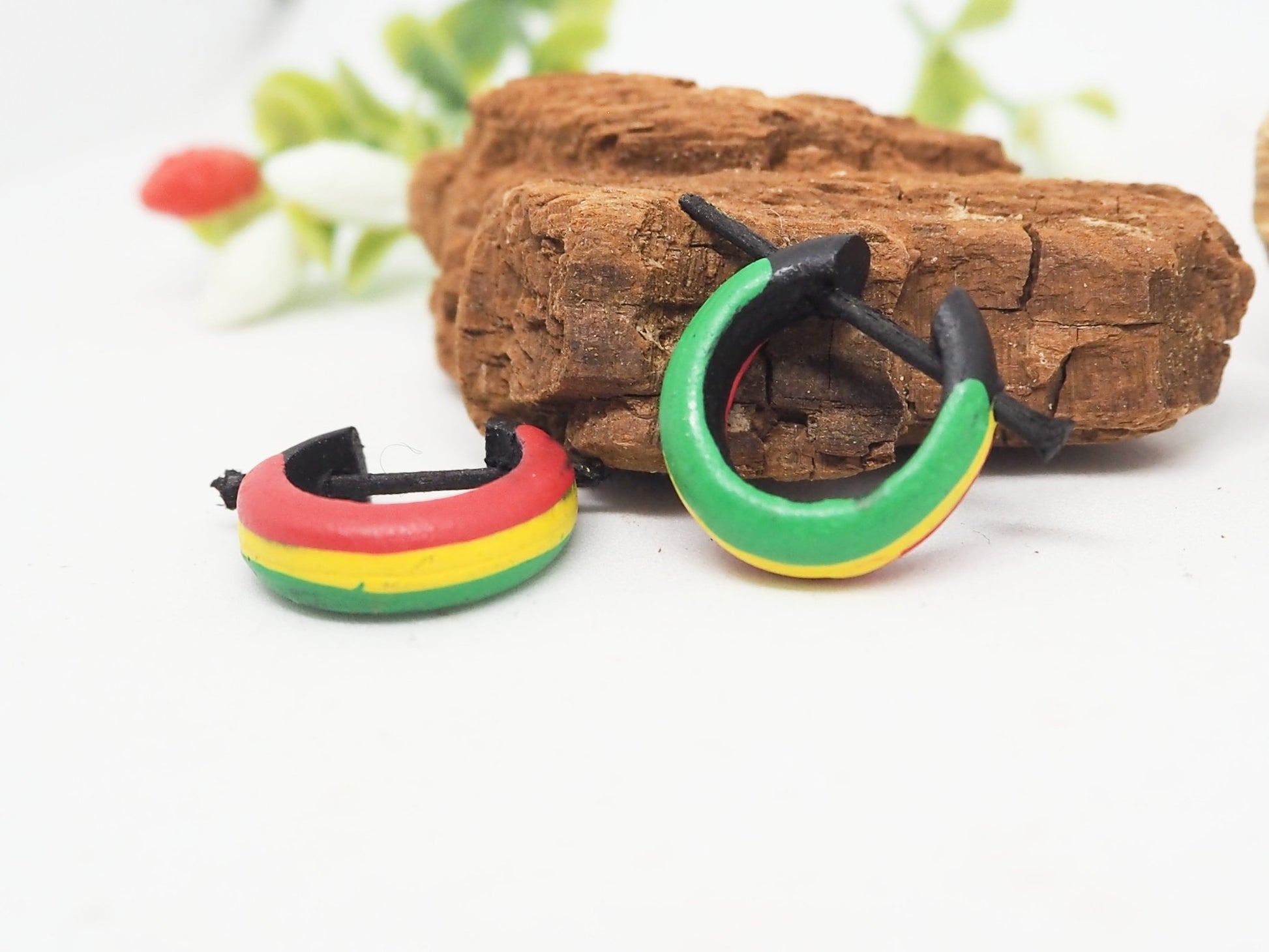 Pendientes Aros Huggie Rasta de Madera Pintada | Hipoalergénicos, Sin Metal - My Cuqui Shop