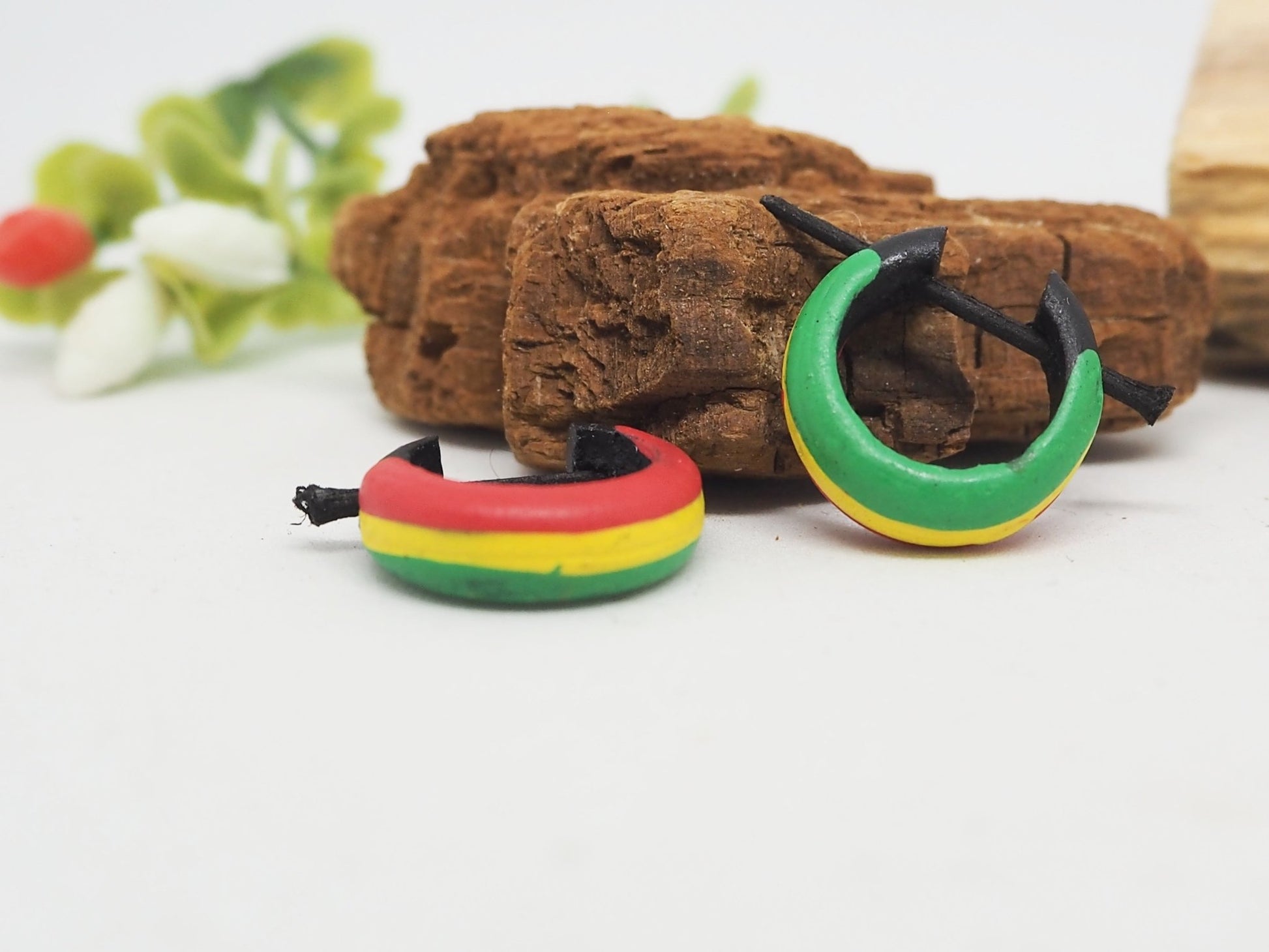 Pendientes Aros Huggie Rasta de Madera Pintada | Hipoalergénicos, Sin Metal - My Cuqui Shop