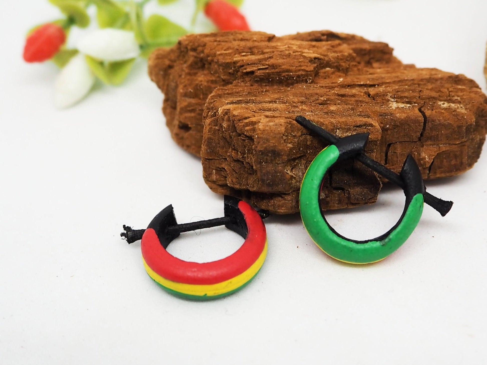 Pendientes Aros Huggie Rasta de Madera Pintada | Hipoalergénicos, Sin Metal - My Cuqui Shop