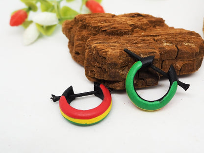 Pendientes Aros Huggie Rasta de Madera Pintada | Hipoalergénicos, Sin Metal - My Cuqui Shop