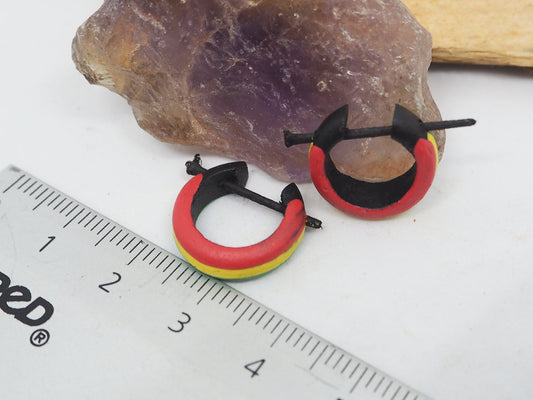 Pendientes Aros Huggie Rasta de Madera Pintada | Hipoalergénicos, Sin Metal - My Cuqui Shop
