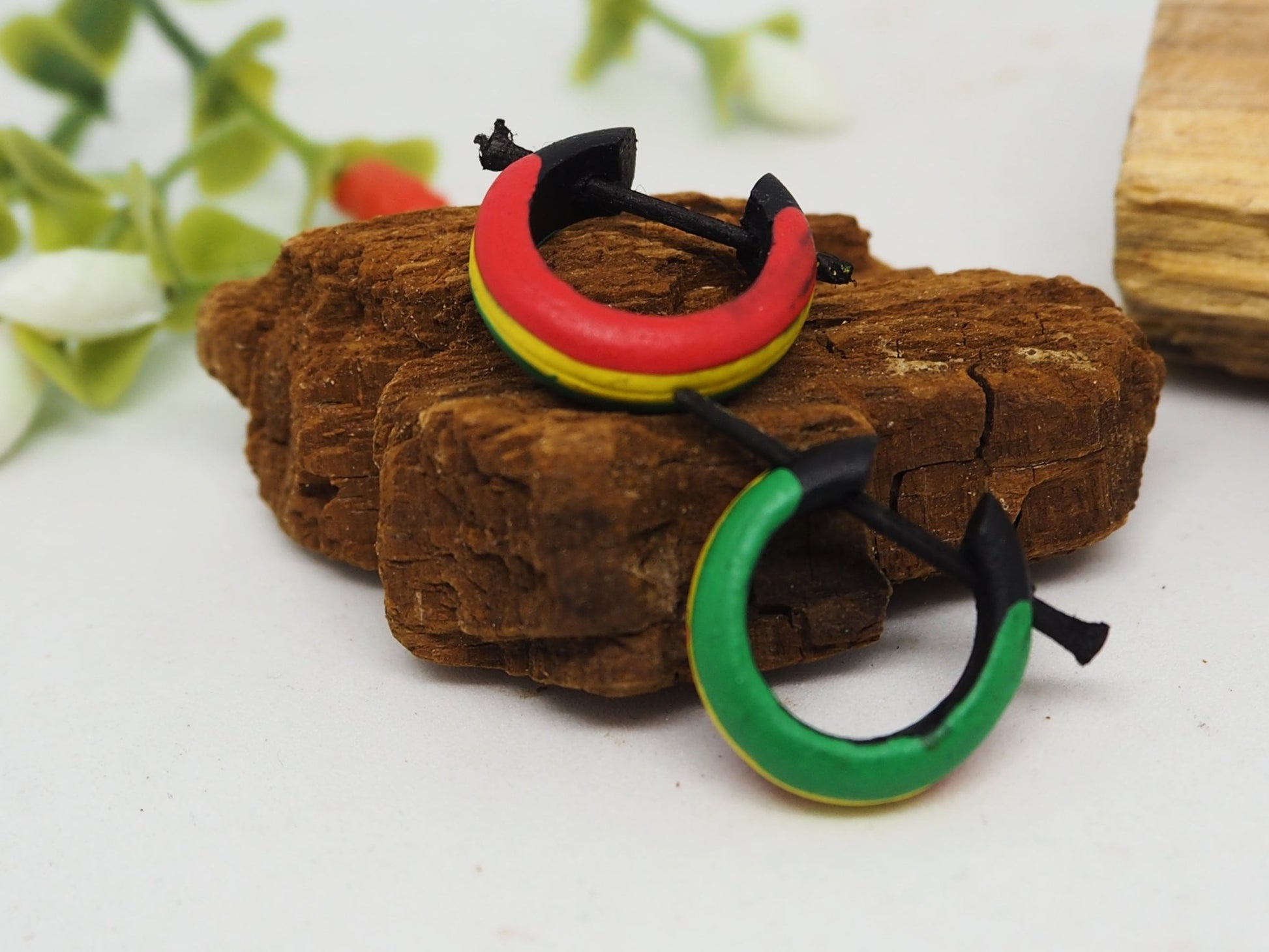 Pendientes Aros Huggie Rasta de Madera Pintada | Hipoalergénicos, Sin Metal - My Cuqui Shop