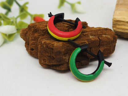 Pendientes Aros Huggie Rasta de Madera Pintada | Hipoalergénicos, Sin Metal - My Cuqui Shop