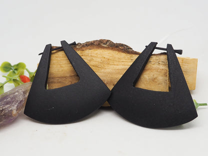 Pendientes de madera color negro. Modelo Triángulo - My Cuqui Shop #