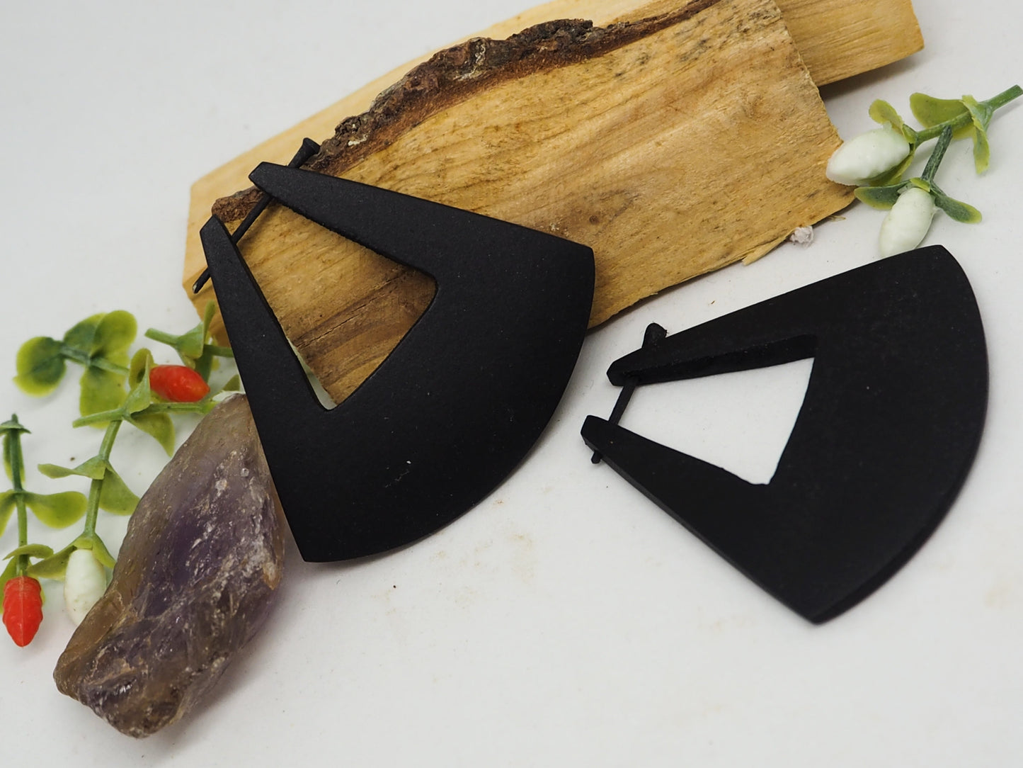 Pendientes de madera color negro. Modelo Triángulo - My Cuqui Shop #