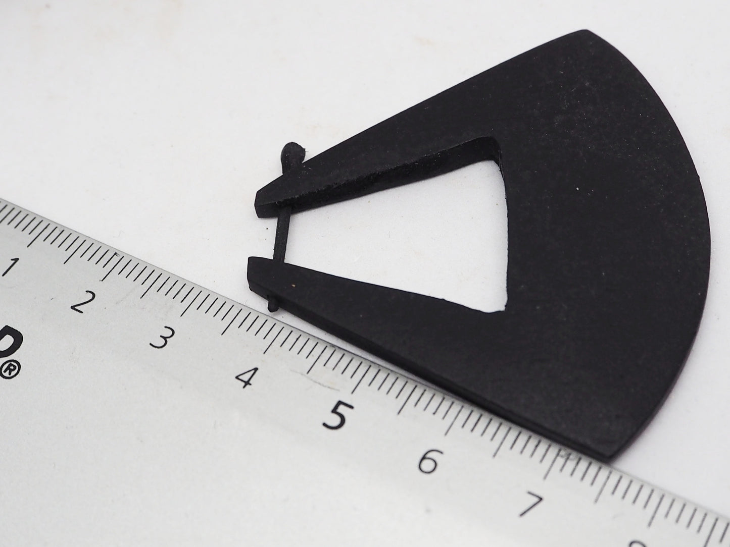 Pendientes de madera color negro. Modelo Triángulo - My Cuqui Shop #