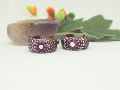 Pendientes de Madera Natural Tipo Aro con Diseño de Puntos Pintados a Mano - My Cuqui Shop #