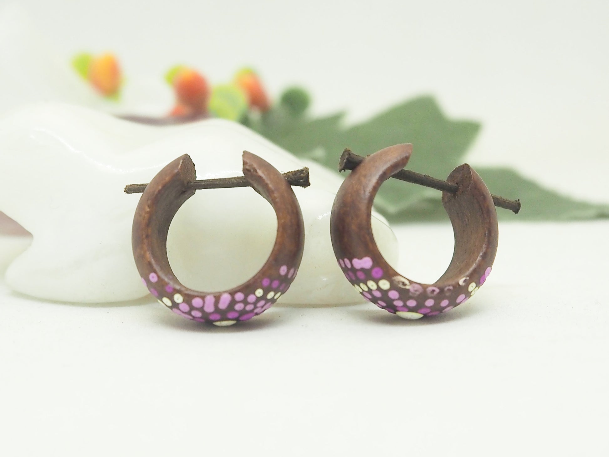 Pendientes de Madera Natural Tipo Aro con Diseño de Puntos Pintados a Mano - My Cuqui Shop #