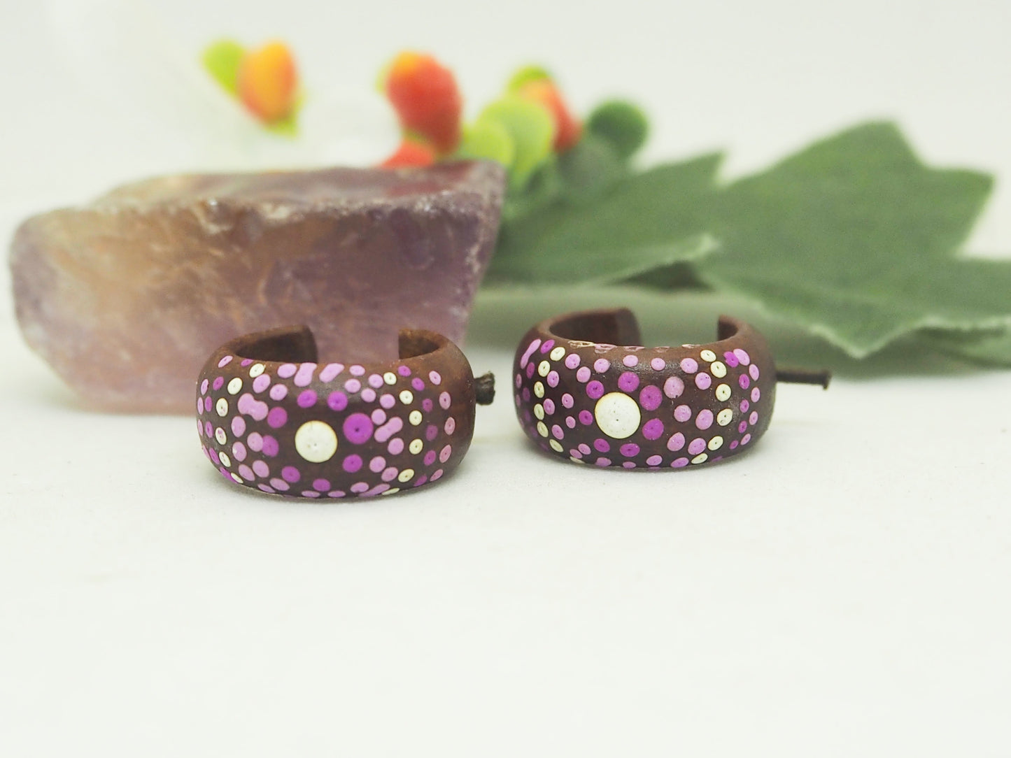 Pendientes de Madera Natural Tipo Aro con Diseño de Puntos Pintados a Mano - My Cuqui Shop #