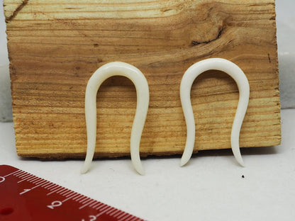 Pendientes Dilatadores Falsos Curvos (Fake Gauges) de Hueso de Yak - My Cuqui Shop
