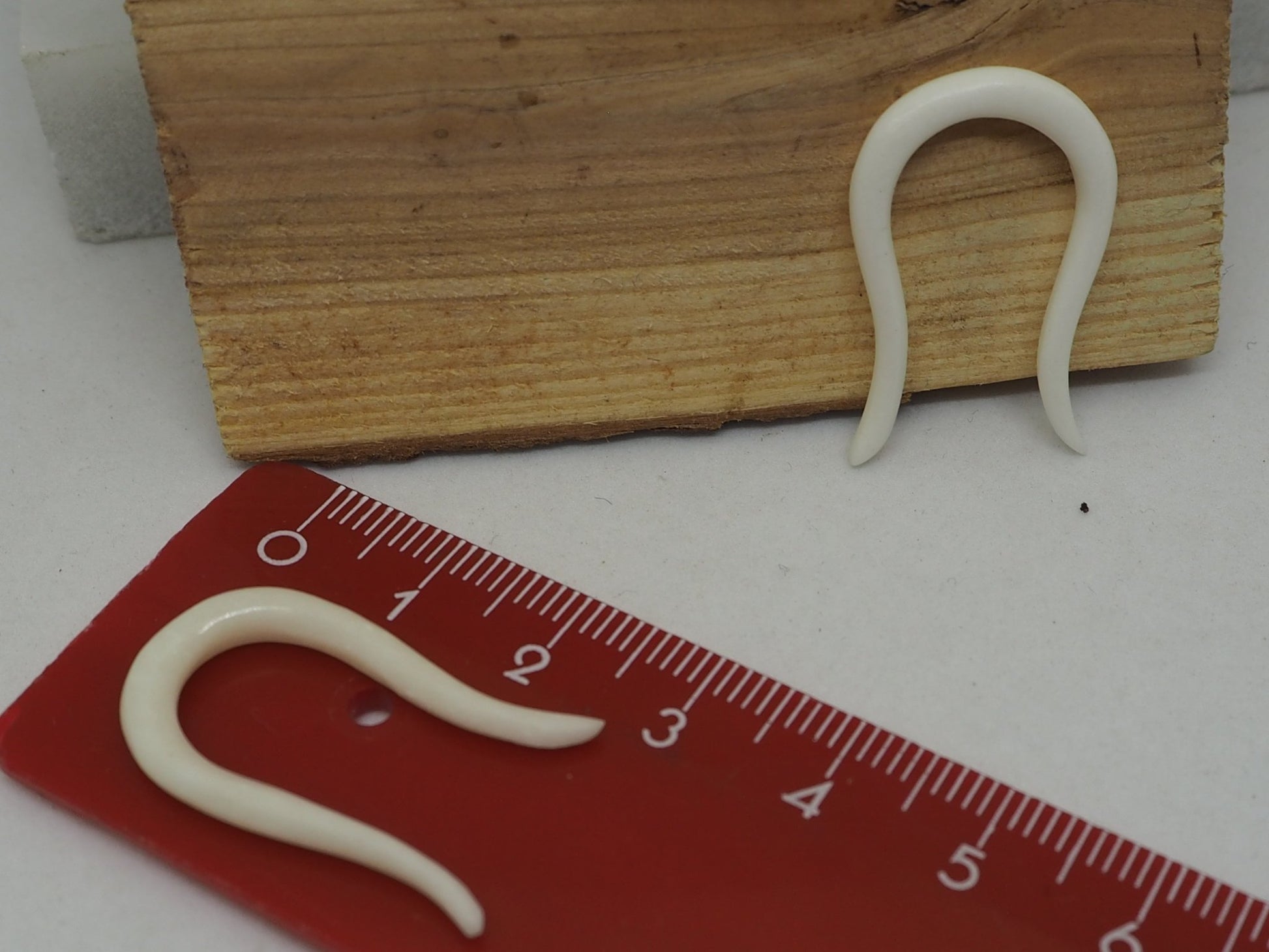 Pendientes Dilatadores Falsos Curvos (Fake Gauges) de Hueso de Yak - My Cuqui Shop