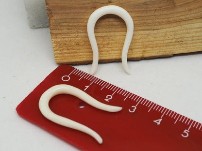 Pendientes Dilatadores Falsos Curvos (Fake Gauges) de Hueso de Yak - My Cuqui Shop