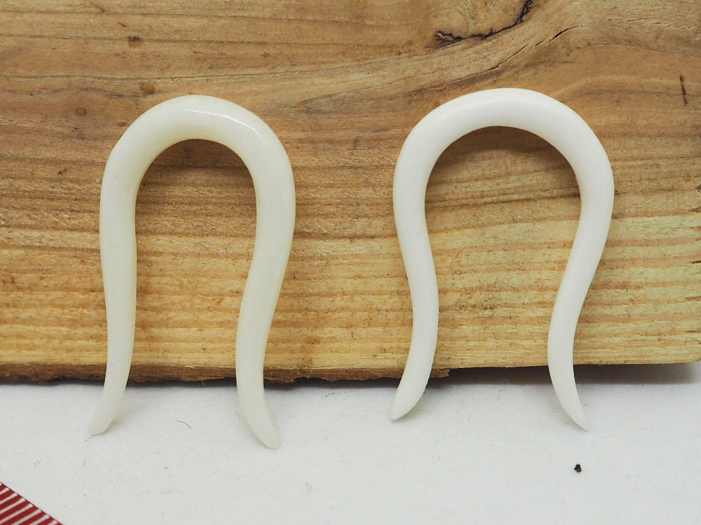 Pendientes Dilatadores Falsos Curvos (Fake Gauges) de Hueso de Yak - My Cuqui Shop