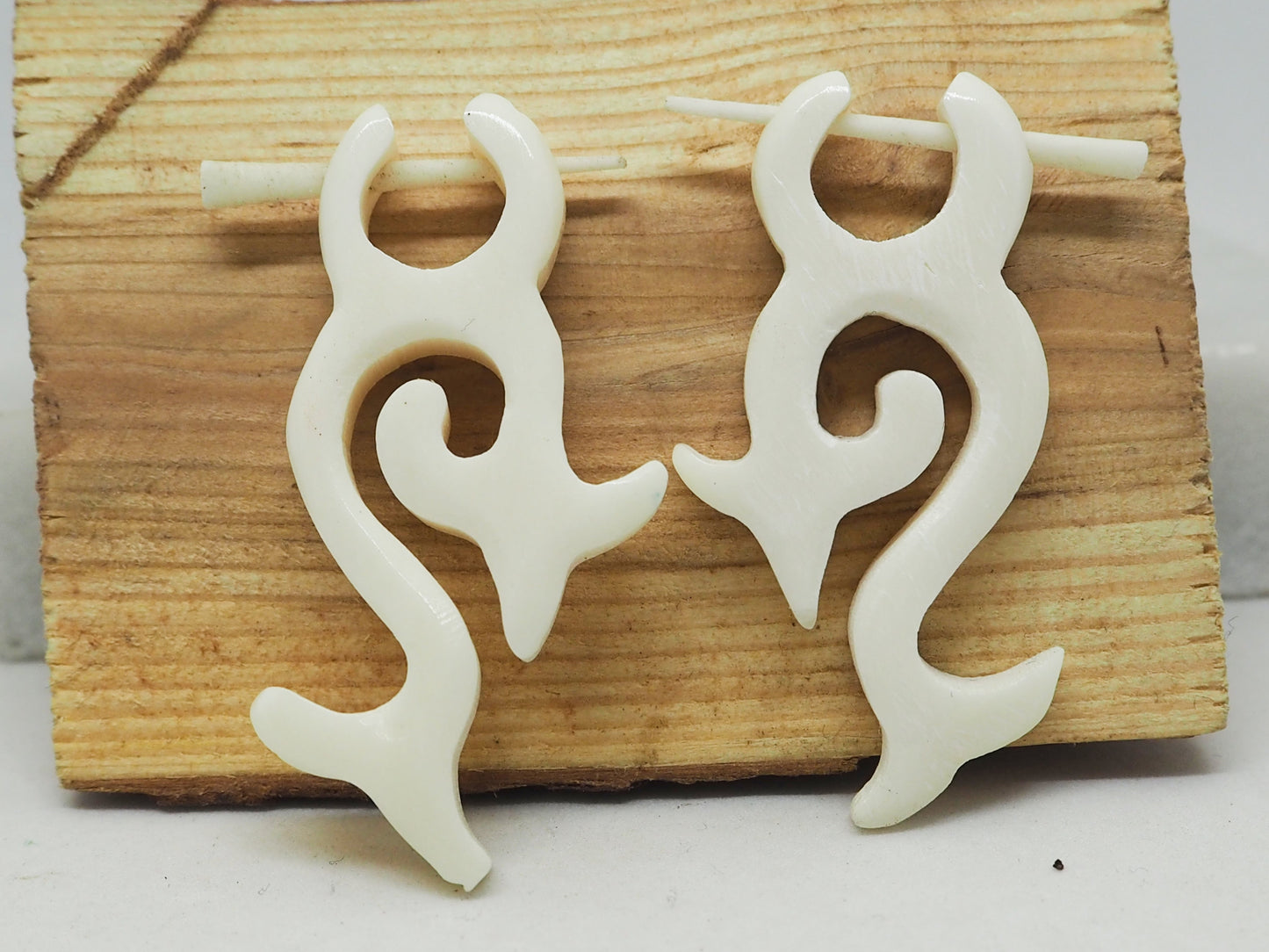 Pendientes Dilatadores Falsos (Fake Gauge) de Hueso Tallado a Mano con Diseño Tribal en Espiral - My Cuqui Shop #