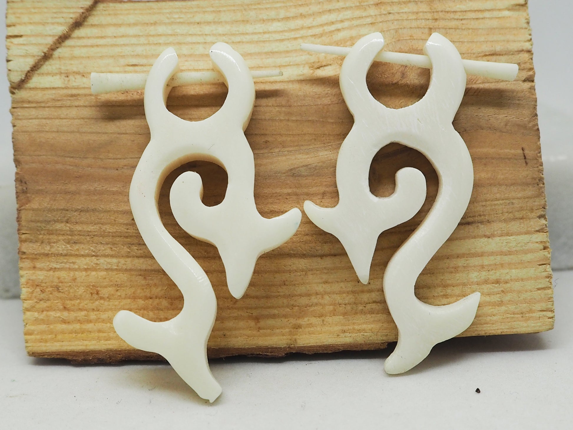 Pendientes Dilatadores Falsos (Fake Gauge) de Hueso Tallado a Mano con Diseño Tribal en Espiral - My Cuqui Shop #