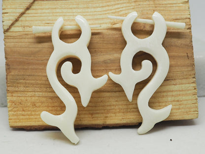 Pendientes Dilatadores Falsos (Fake Gauge) de Hueso Tallado a Mano con Diseño Tribal en Espiral - My Cuqui Shop #