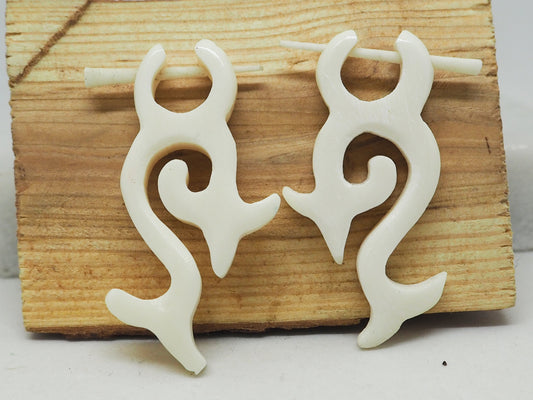 Pendientes Dilatadores Falsos (Fake Gauge) de Hueso Tallado a Mano con Diseño Tribal en Espiral - My Cuqui Shop #