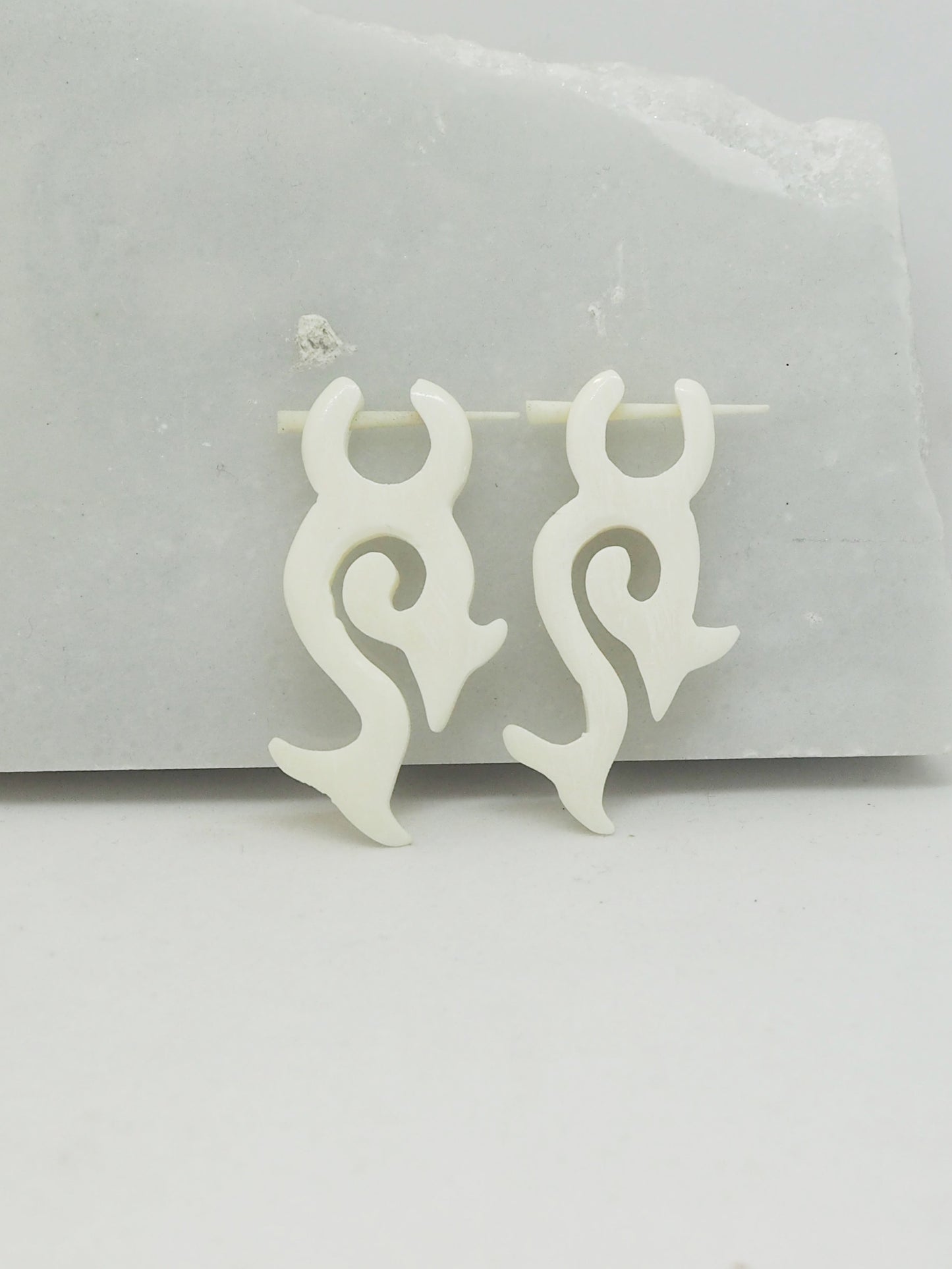 Pendientes Dilatadores Falsos (Fake Gauge) de Hueso Tallado a Mano con Diseño Tribal en Espiral - My Cuqui Shop #
