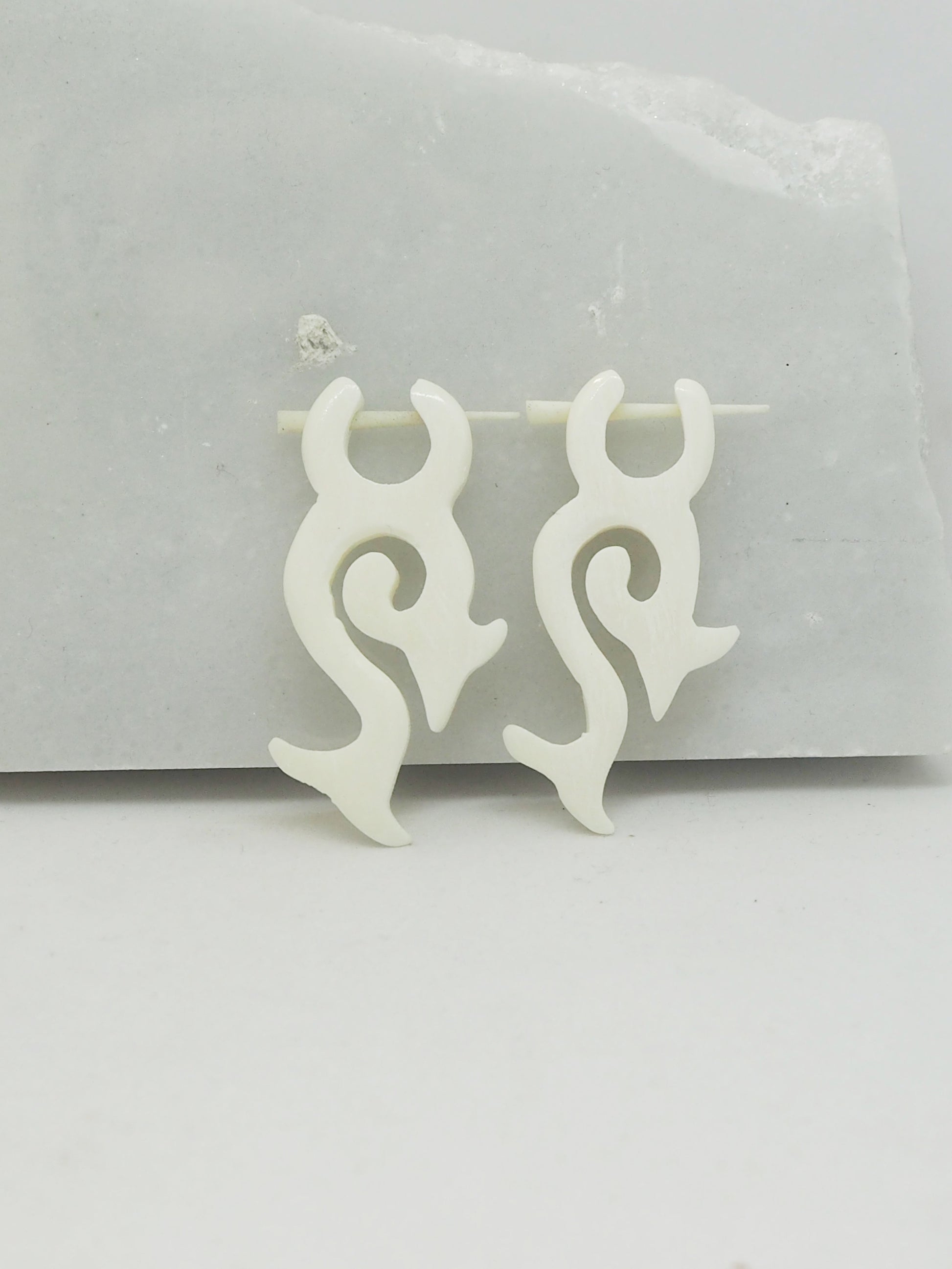 Pendientes Dilatadores Falsos (Fake Gauge) de Hueso Tallado a Mano con Diseño Tribal en Espiral - My Cuqui Shop #