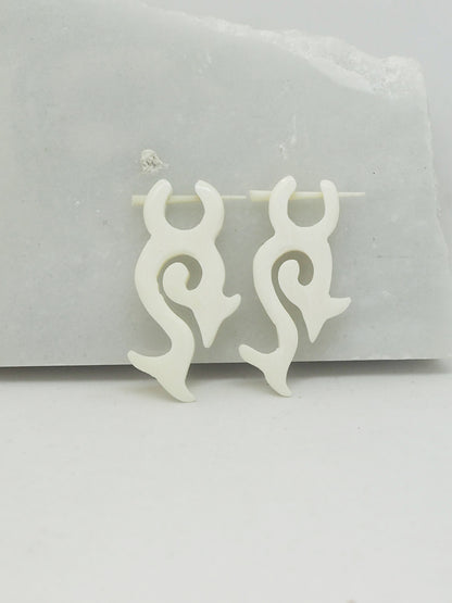 Pendientes Dilatadores Falsos (Fake Gauge) de Hueso Tallado a Mano con Diseño Tribal en Espiral - My Cuqui Shop #