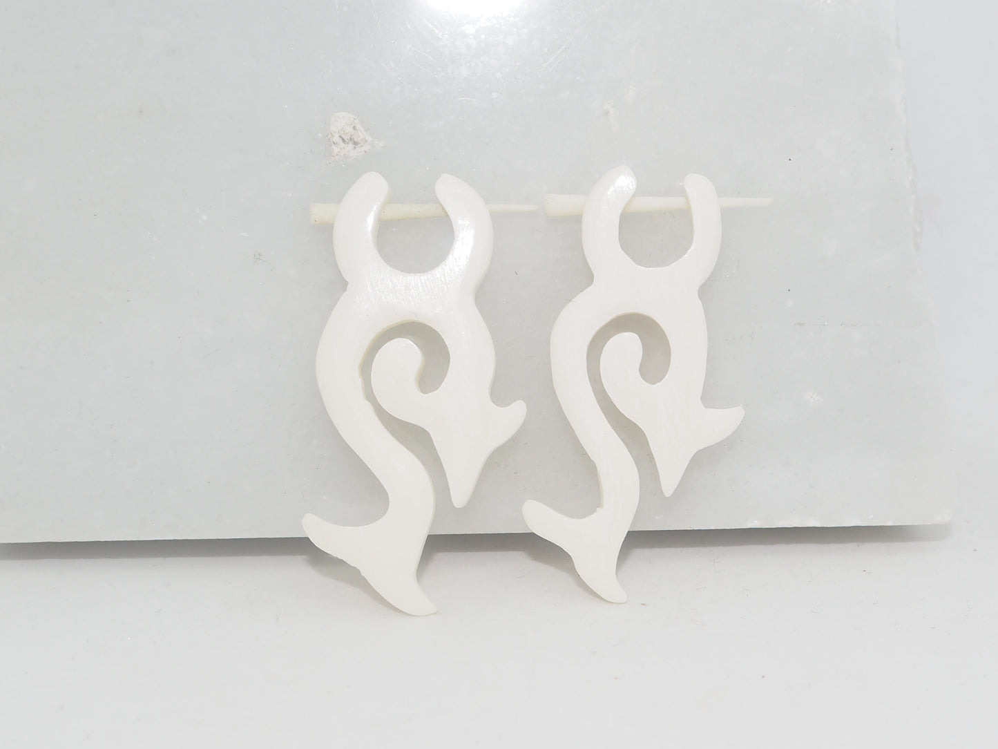 Pendientes Dilatadores Falsos (Fake Gauge) de Hueso Tallado a Mano con Diseño Tribal en Espiral - My Cuqui Shop #