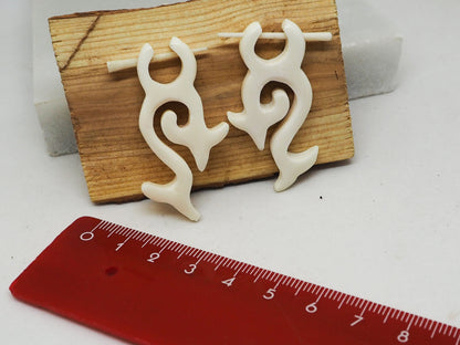 Pendientes Dilatadores Falsos (Fake Gauge) de Hueso Tallado a Mano con Diseño Tribal en Espiral - My Cuqui Shop #