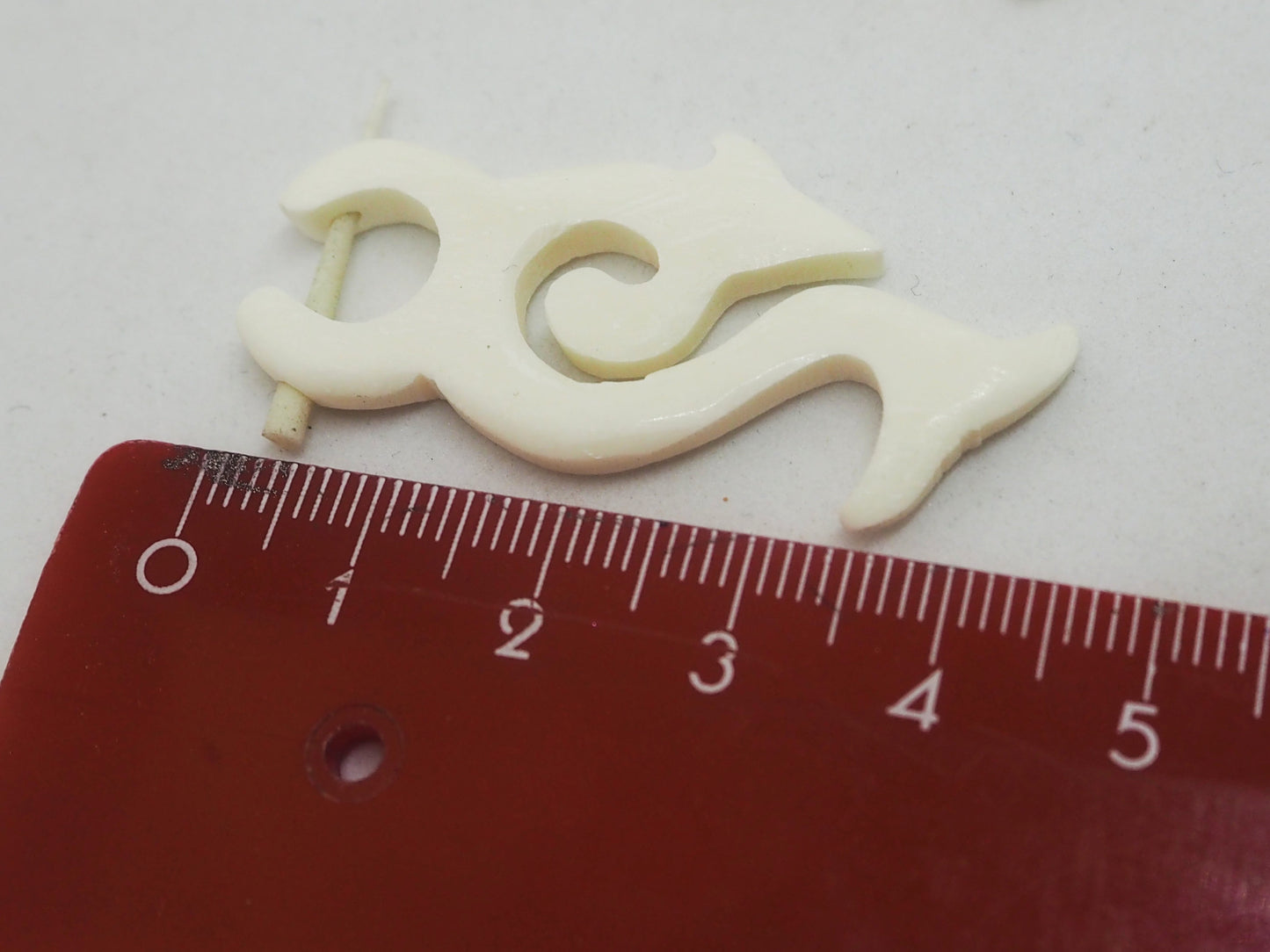 Pendientes Dilatadores Falsos (Fake Gauge) de Hueso Tallado a Mano con Diseño Tribal en Espiral - My Cuqui Shop #