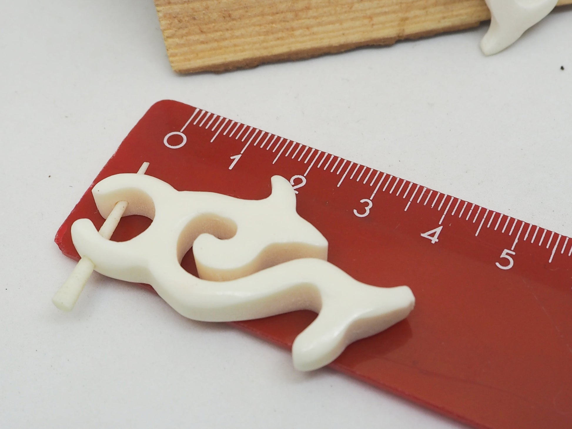 Pendientes Dilatadores Falsos (Fake Gauge) de Hueso Tallado a Mano con Diseño Tribal en Espiral - My Cuqui Shop #