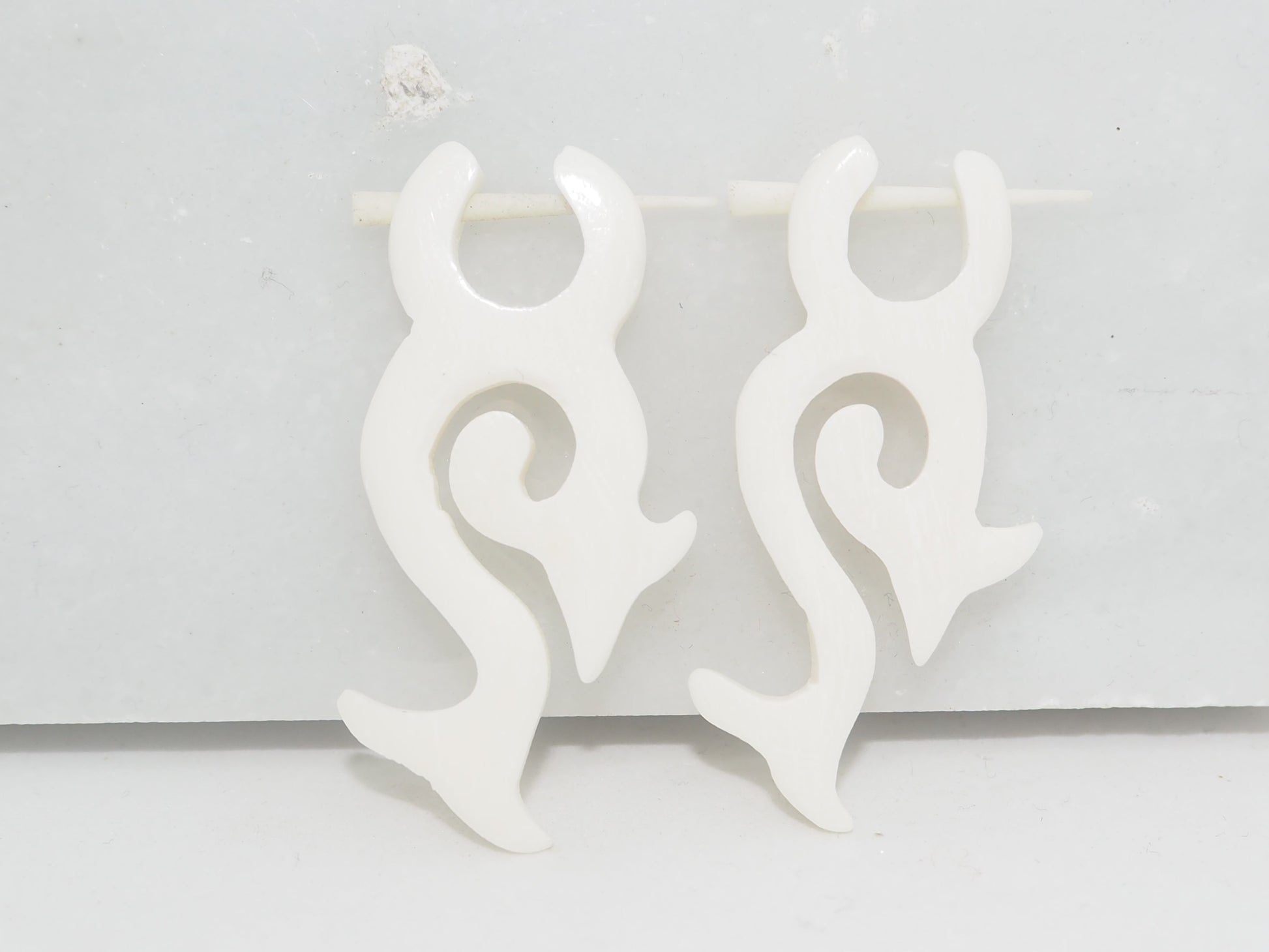 Pendientes Dilatadores Falsos (Fake Gauge) de Hueso Tallado a Mano con Diseño Tribal en Espiral - My Cuqui Shop #