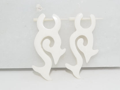 Pendientes Dilatadores Falsos (Fake Gauge) de Hueso Tallado a Mano con Diseño Tribal en Espiral - My Cuqui Shop #