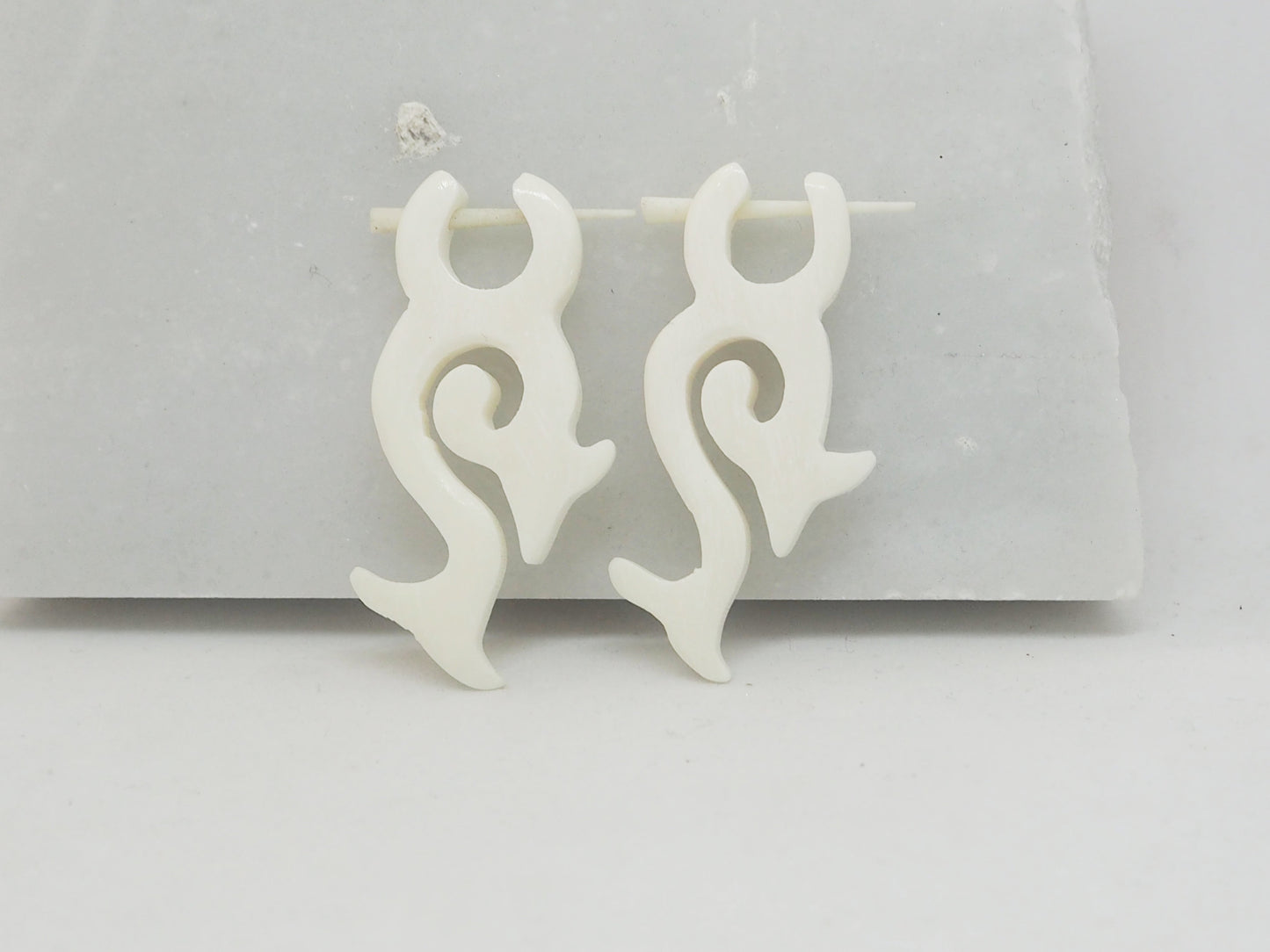 Pendientes Dilatadores Falsos (Fake Gauge) de Hueso Tallado a Mano con Diseño Tribal en Espiral - My Cuqui Shop #