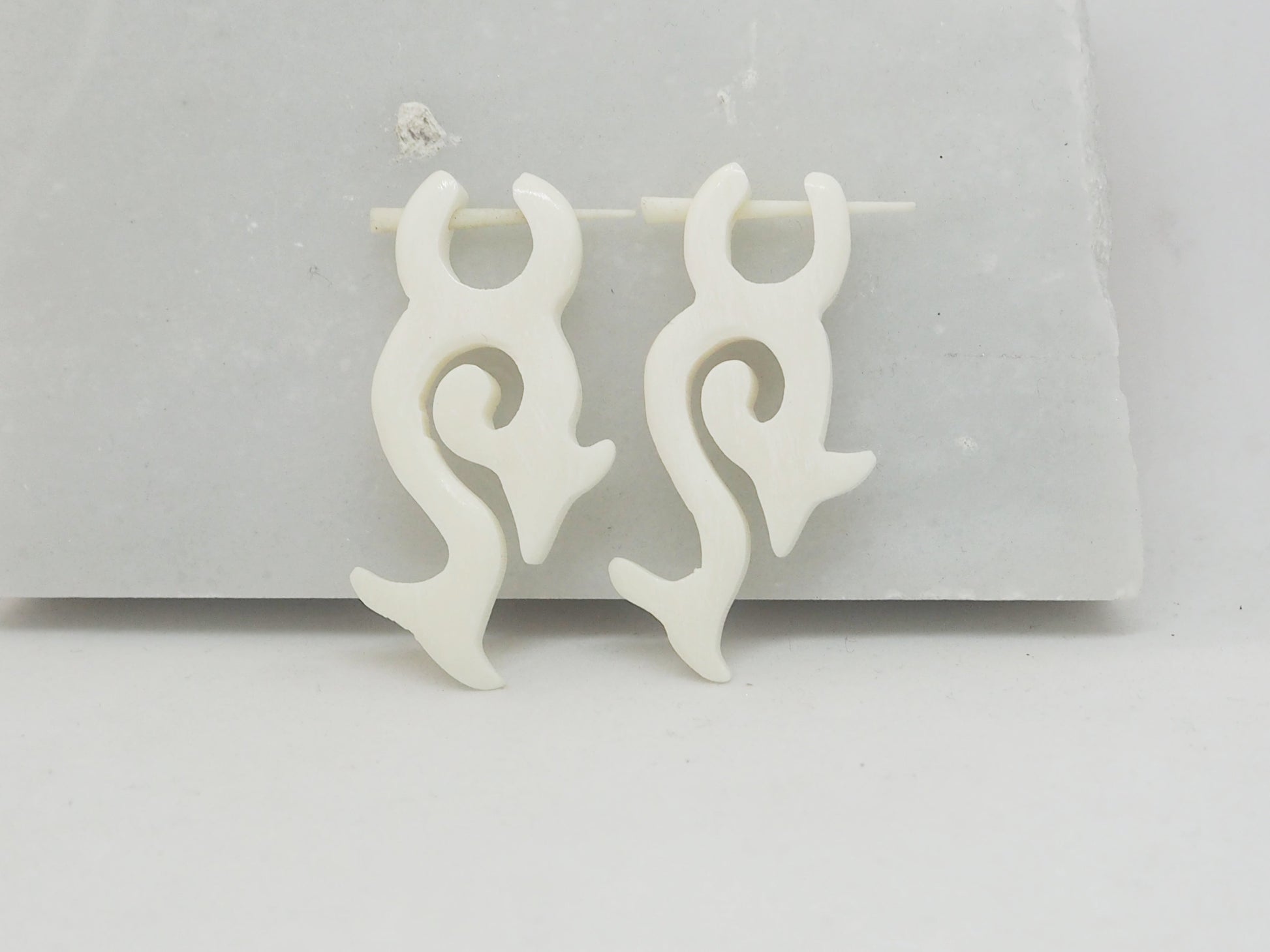 Pendientes Dilatadores Falsos (Fake Gauge) de Hueso Tallado a Mano con Diseño Tribal en Espiral - My Cuqui Shop #