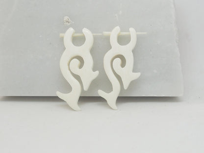 Pendientes Dilatadores Falsos (Fake Gauge) de Hueso Tallado a Mano con Diseño Tribal en Espiral - My Cuqui Shop #