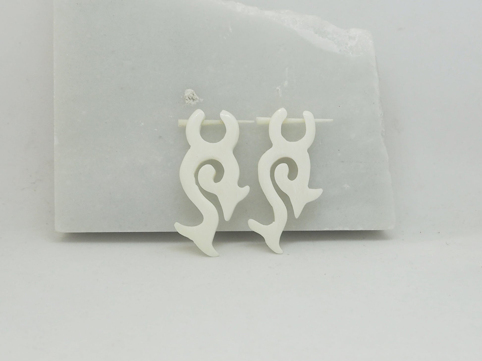 Pendientes Dilatadores Falsos (Fake Gauge) de Hueso Tallado a Mano con Diseño Tribal en Espiral - My Cuqui Shop #