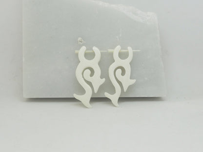 Pendientes Dilatadores Falsos (Fake Gauge) de Hueso Tallado a Mano con Diseño Tribal en Espiral - My Cuqui Shop #