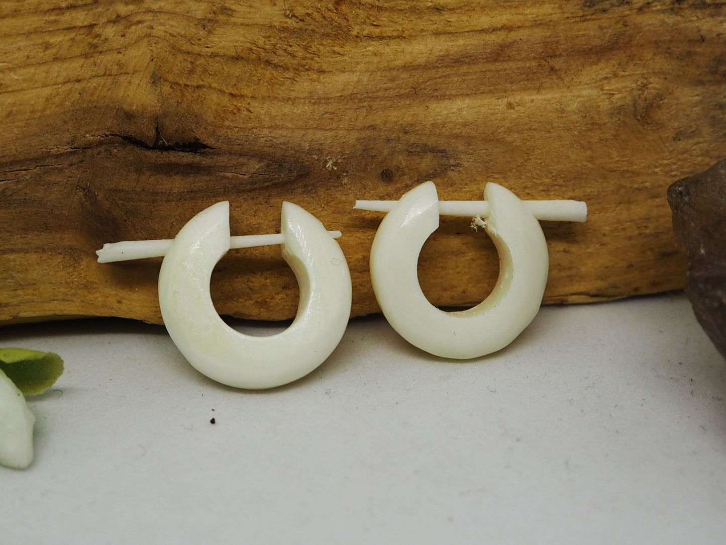 Pendientes Dilatadores Falsos (Fake Gauges) de Aro en Hueso Blanco Natural. Bone. - My Cuqui Shop #