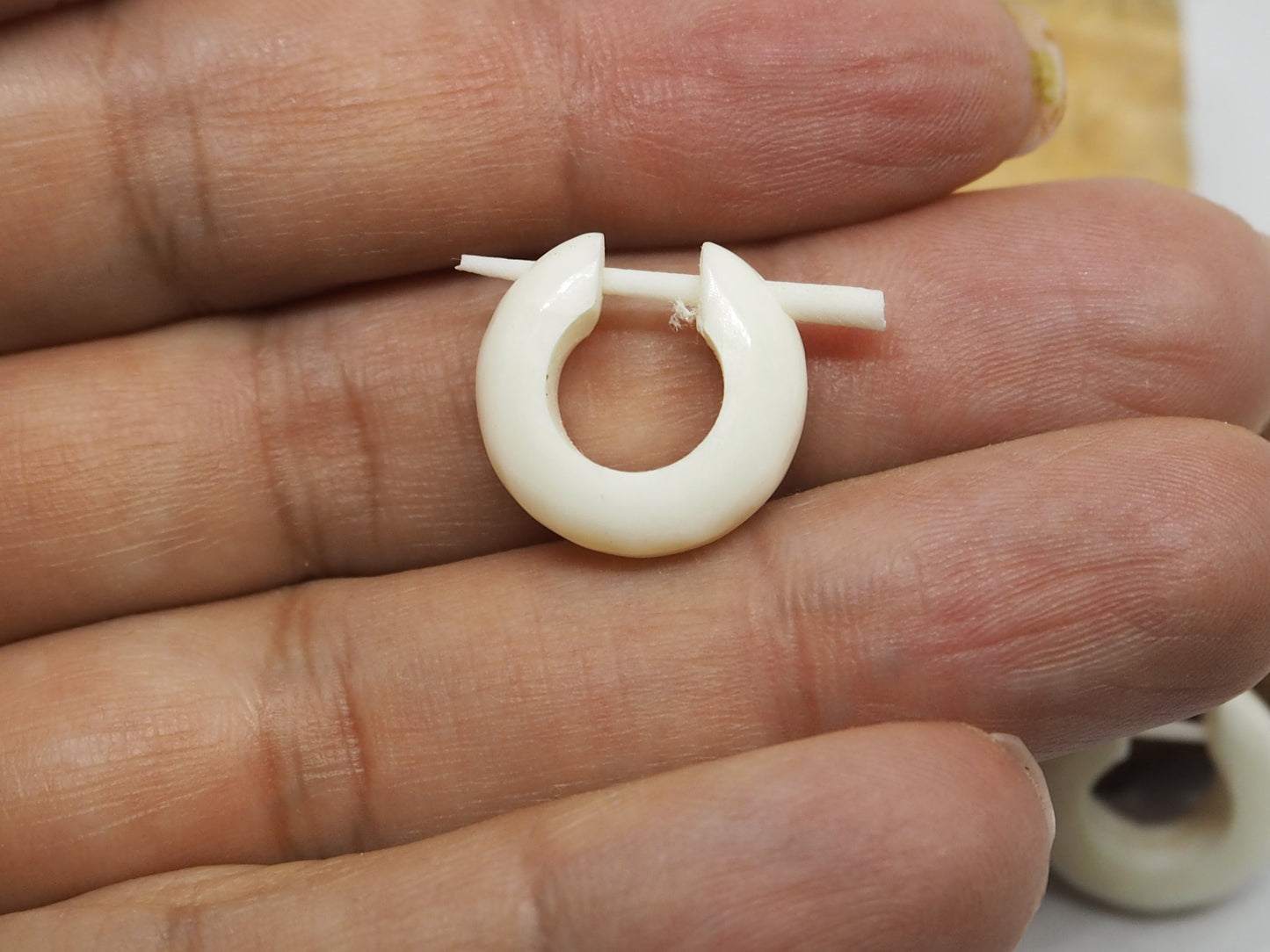 Pendientes Dilatadores Falsos (Fake Gauges) de Aro en Hueso Blanco Natural. Bone. - My Cuqui Shop #