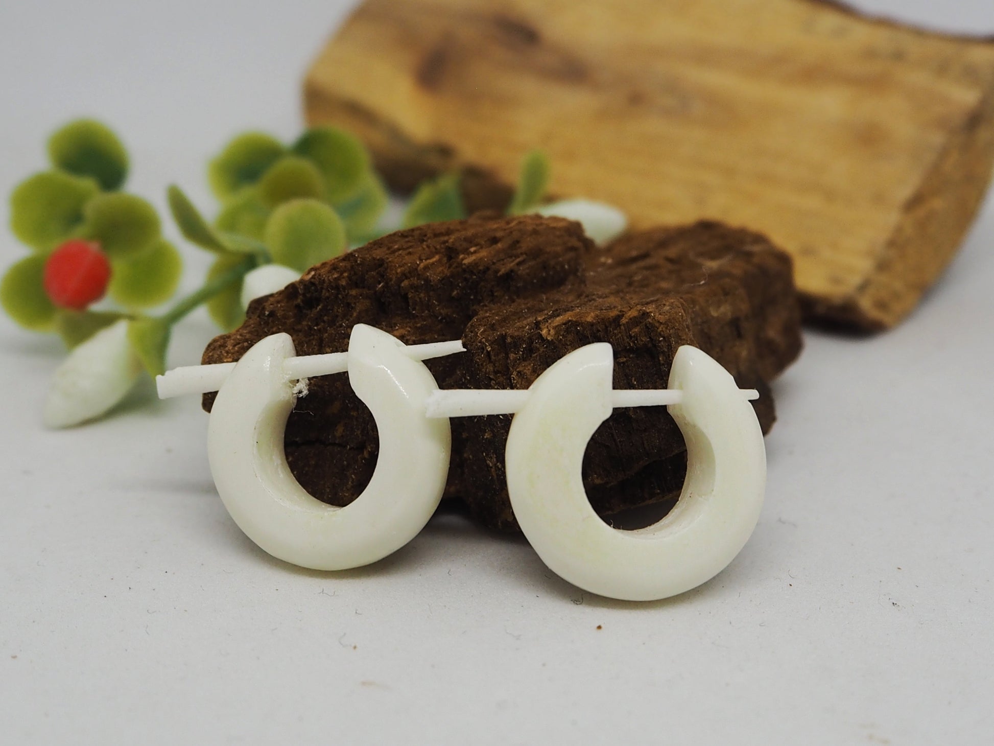 Pendientes Dilatadores Falsos (Fake Gauges) de Aro en Hueso Blanco Natural. Bone. - My Cuqui Shop #